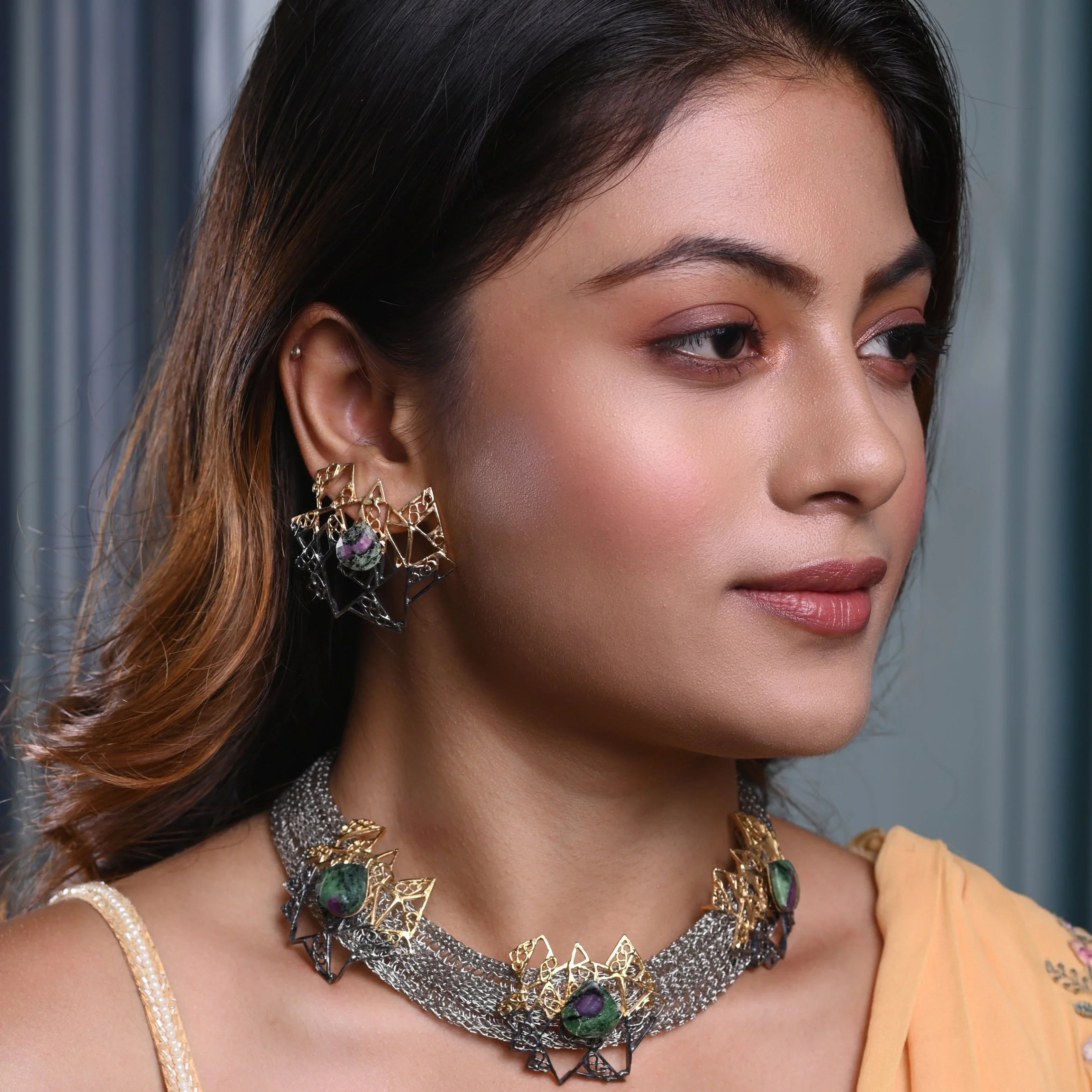 TITILATING TRIANGLE SMALL EARRINGS