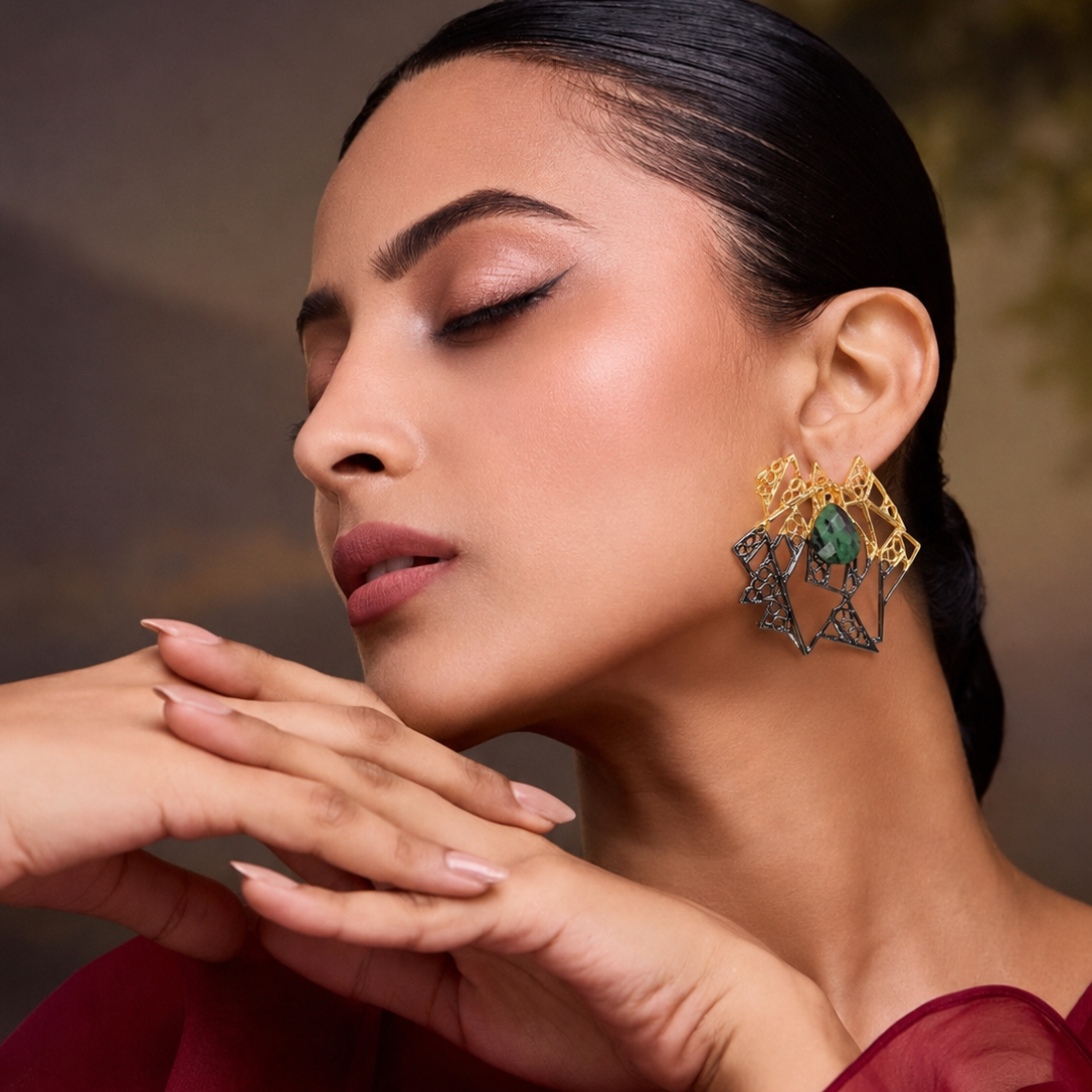 TITILATING TRIANGLE SMALL EARRINGS