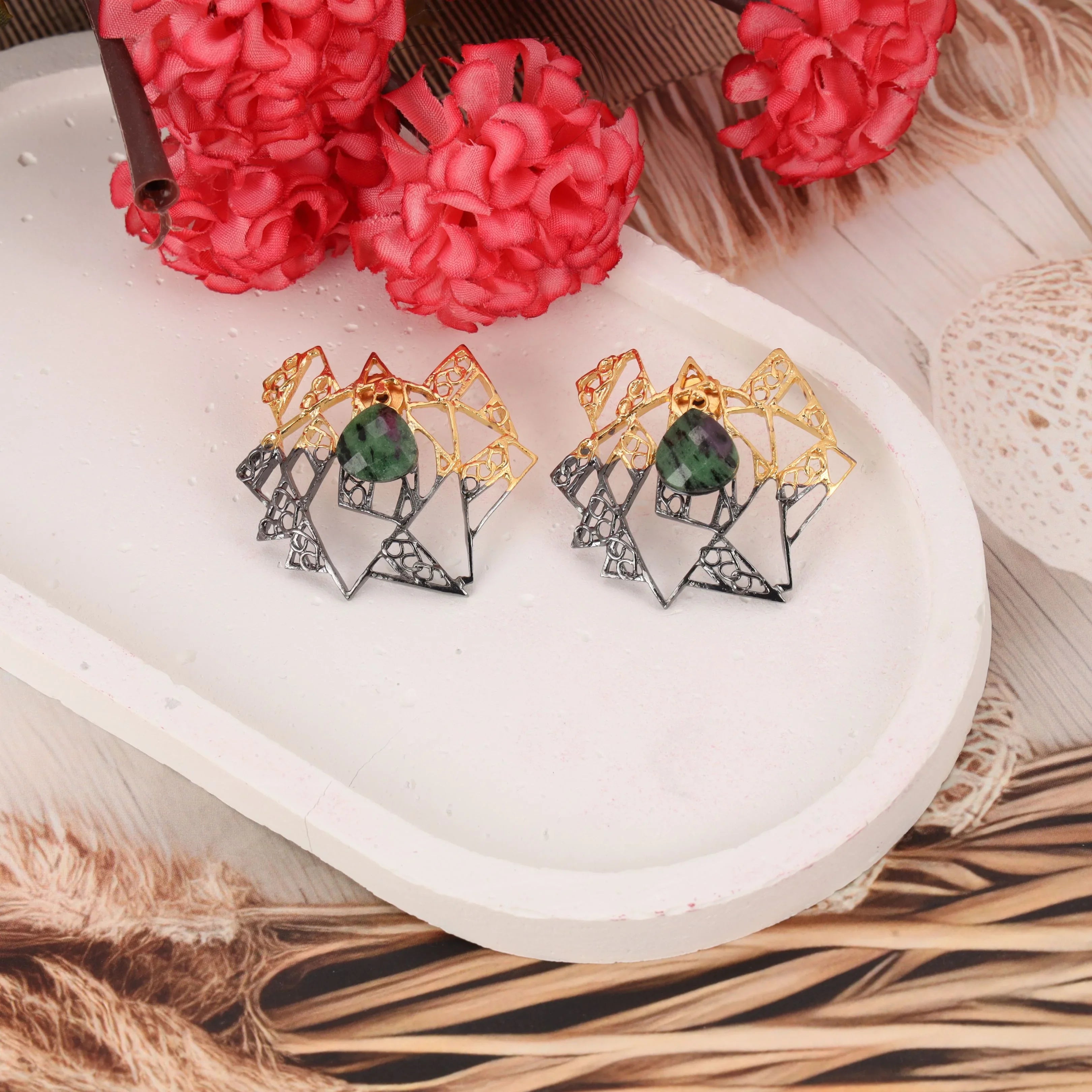 TITILATING TRIANGLE SMALL EARRINGS